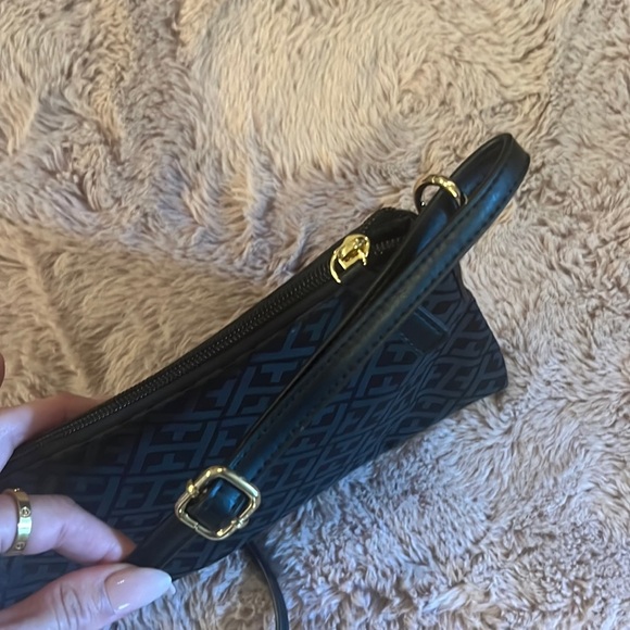 Tommy Hilfiger black purse adjustable crossbody bag 7” x 11” gold metal 3 pocket - Picture 7 of 9